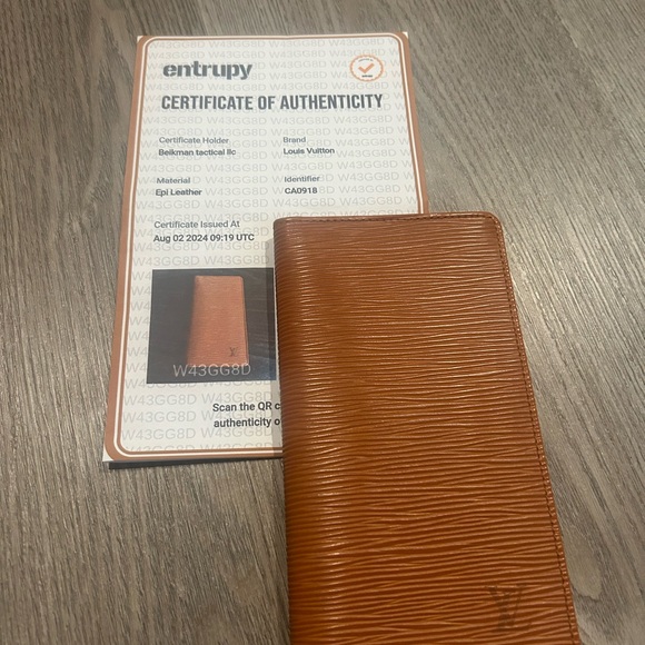 Louis Vuitton Epi Wallet Unisex - Picture 3 of 10